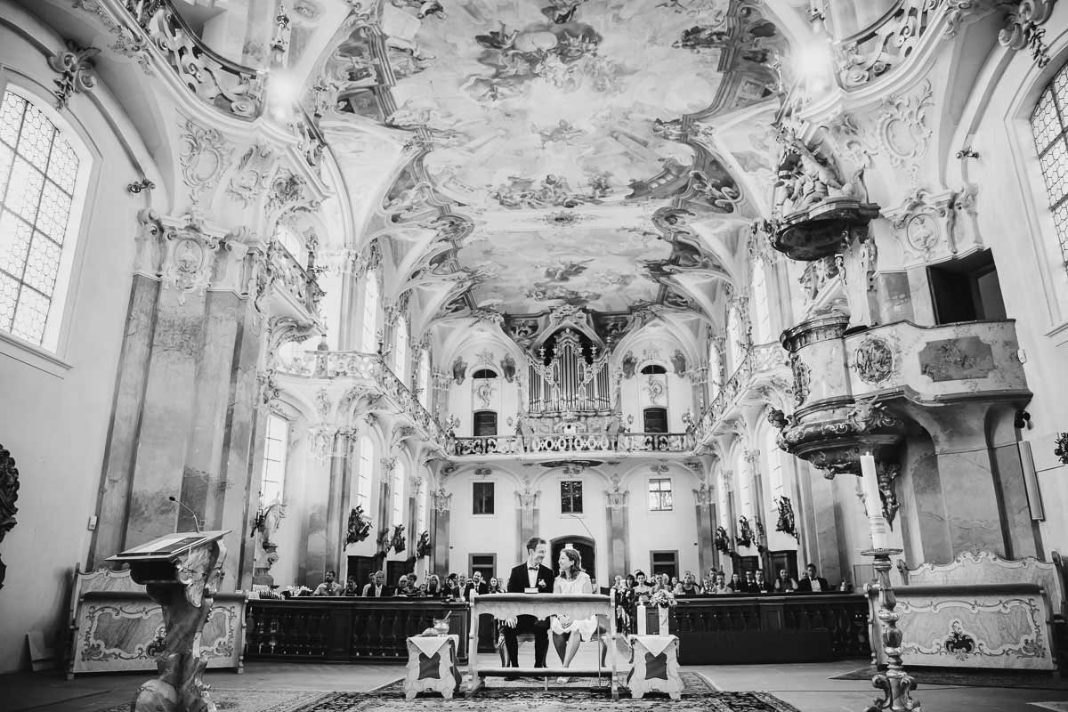 Brautpaar bei einer Hochzeit in der Basilika Birnau