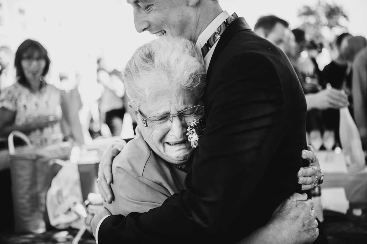 emotionaler Moment Oma und Bräutigam