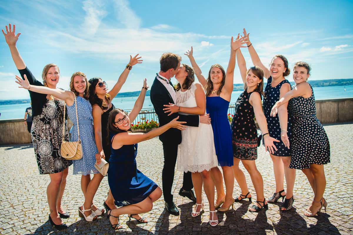 Hochzeitsfotos mit Freunden an der Basilika Birnau