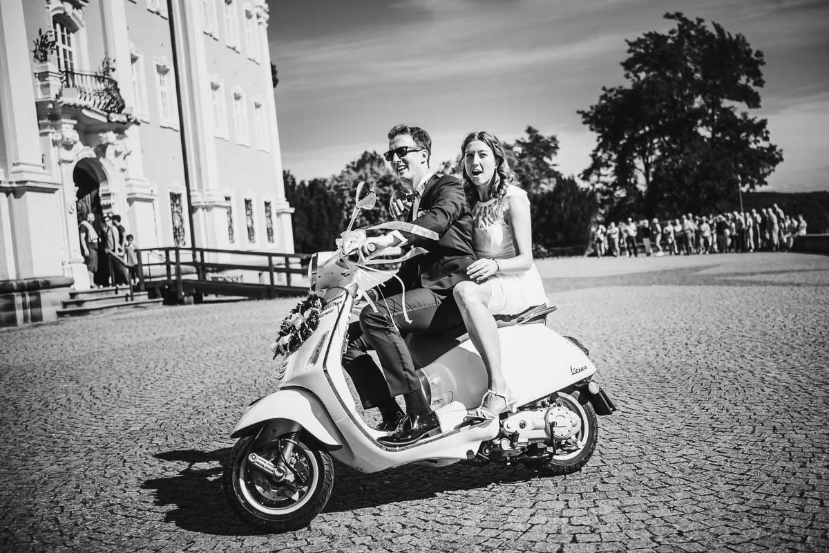 Braut und Bräutigam auf einer Vespa an der Basilika Birnau