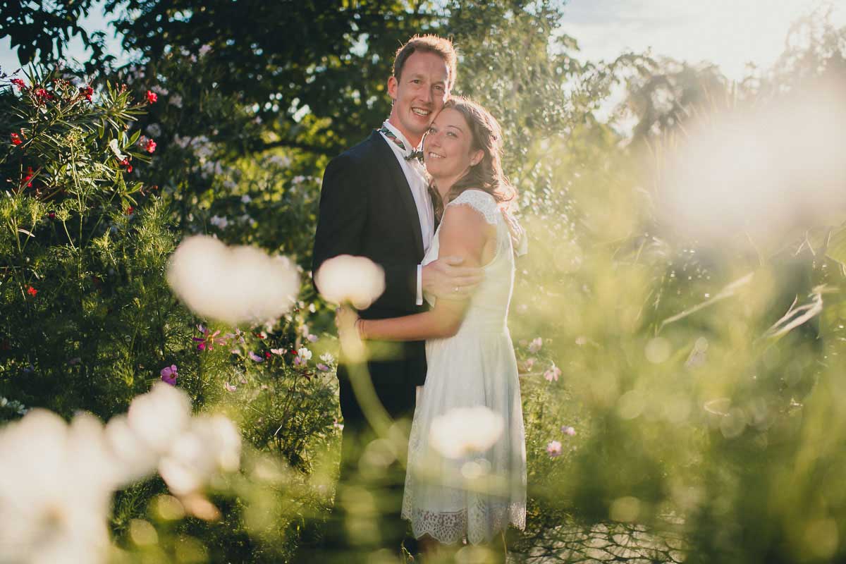 Hochzeitsbild Brautpaar im Hof Neuhaus