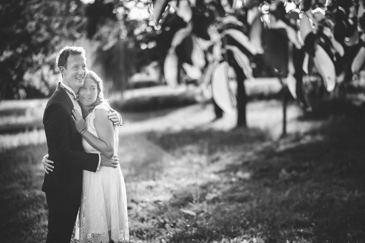 Hochzeitsbild Brautpaar im Hof Neuhaus