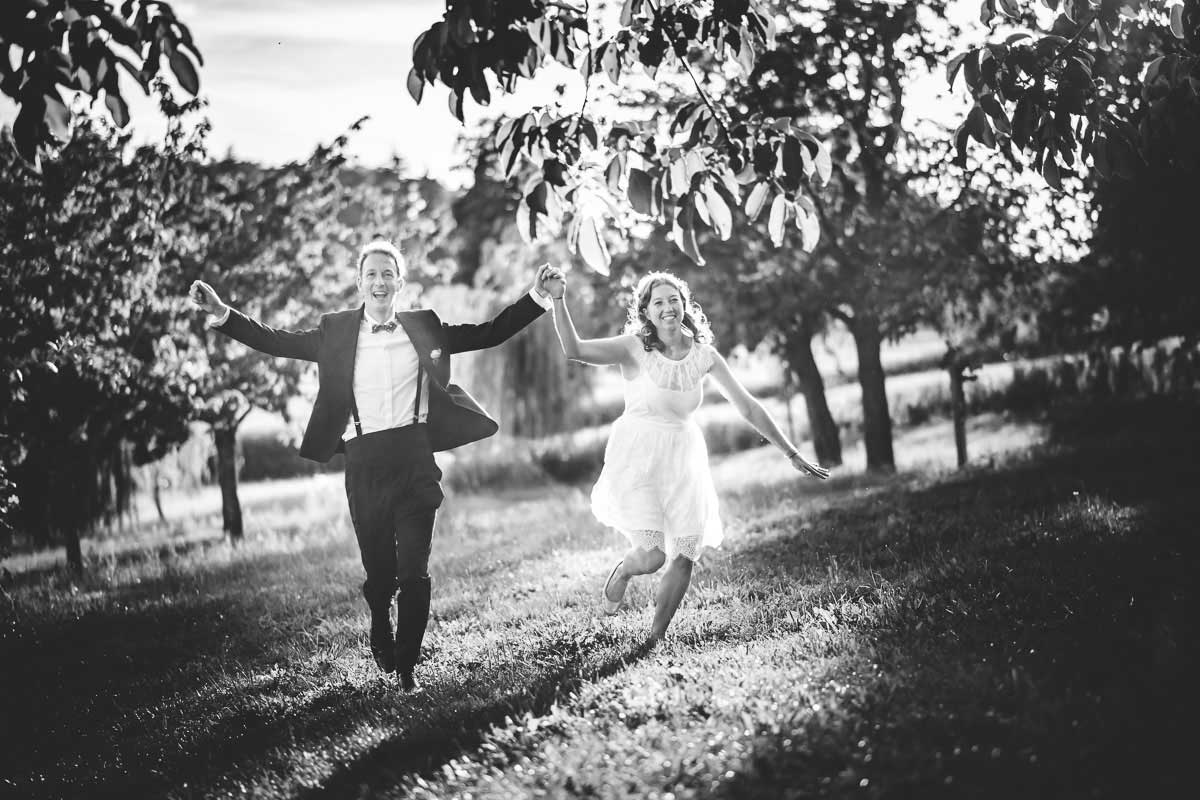 Hochzeitsbild Brautpaar im Hof Neuhaus