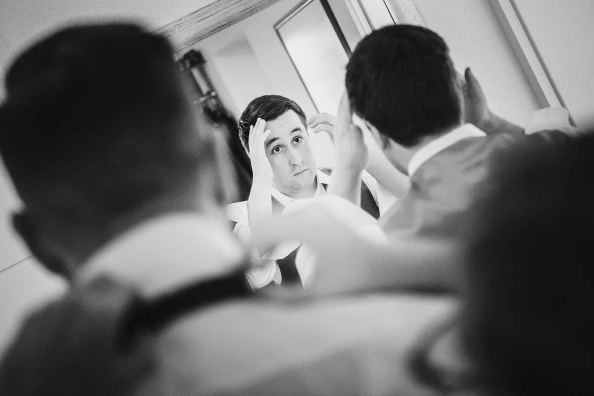 Vorbereitung Bräutigam für eine Hochzeit in der Buschmühle in Weyher