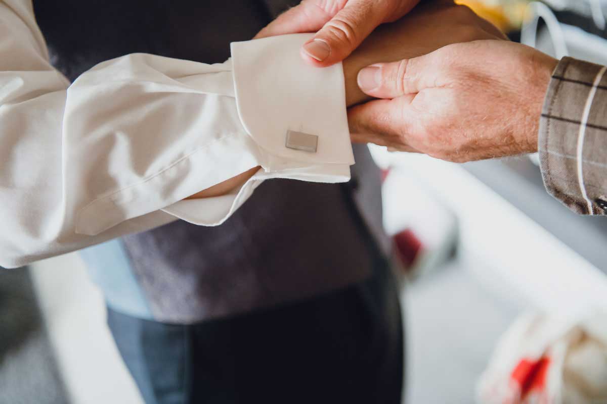 Vorbereitung Bräutigam für eine Hochzeit in der Buschmühle in Weyher