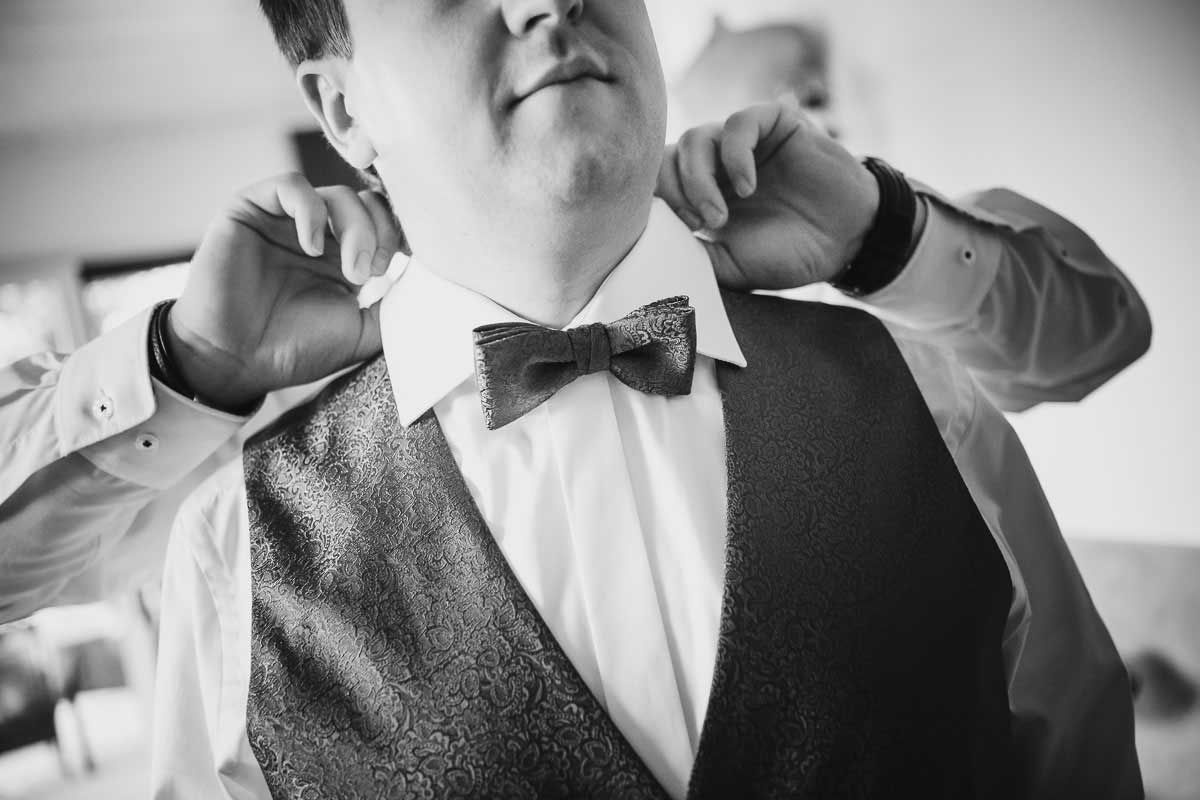 Vorbereitung Bräutigam für eine Hochzeit in der Buschmühle in Weyher