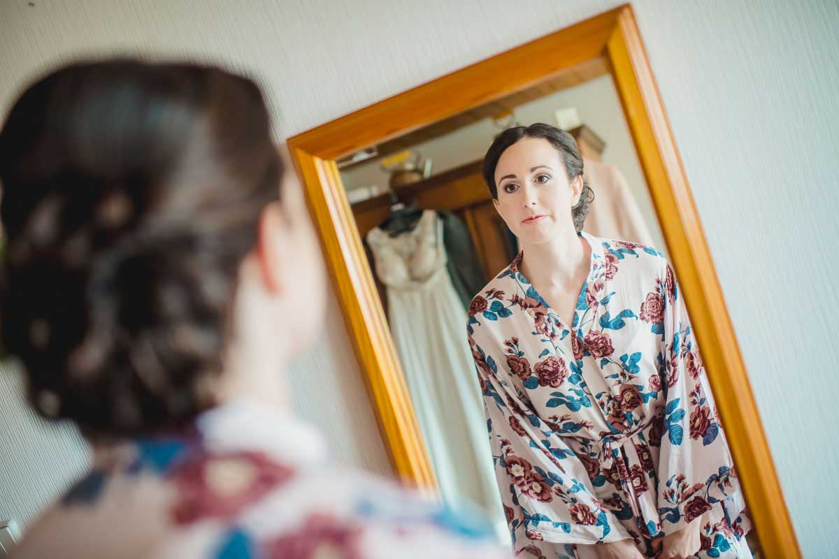 Vorbereitung Braut für eine Hochzeit in der Buschmühle in Weyher