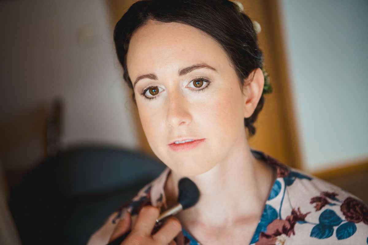 Vorbereitung Braut für eine Hochzeit in der Buschmühle in Weyher