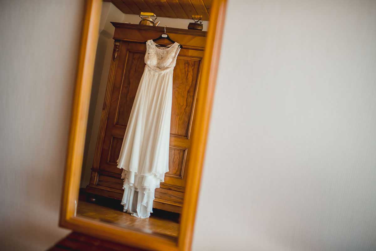Hochzeitskleid im Spiegel