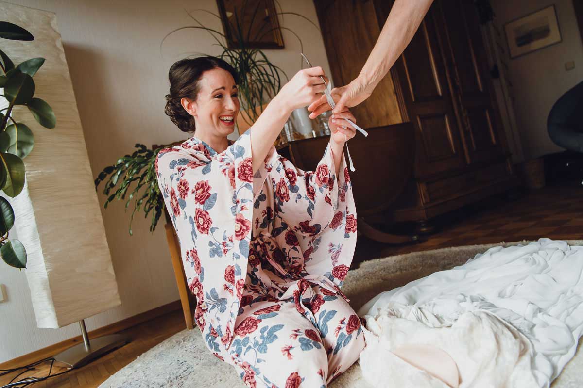 Vorbereitung Braut für eine Hochzeit in der Buschmühle in Weyher