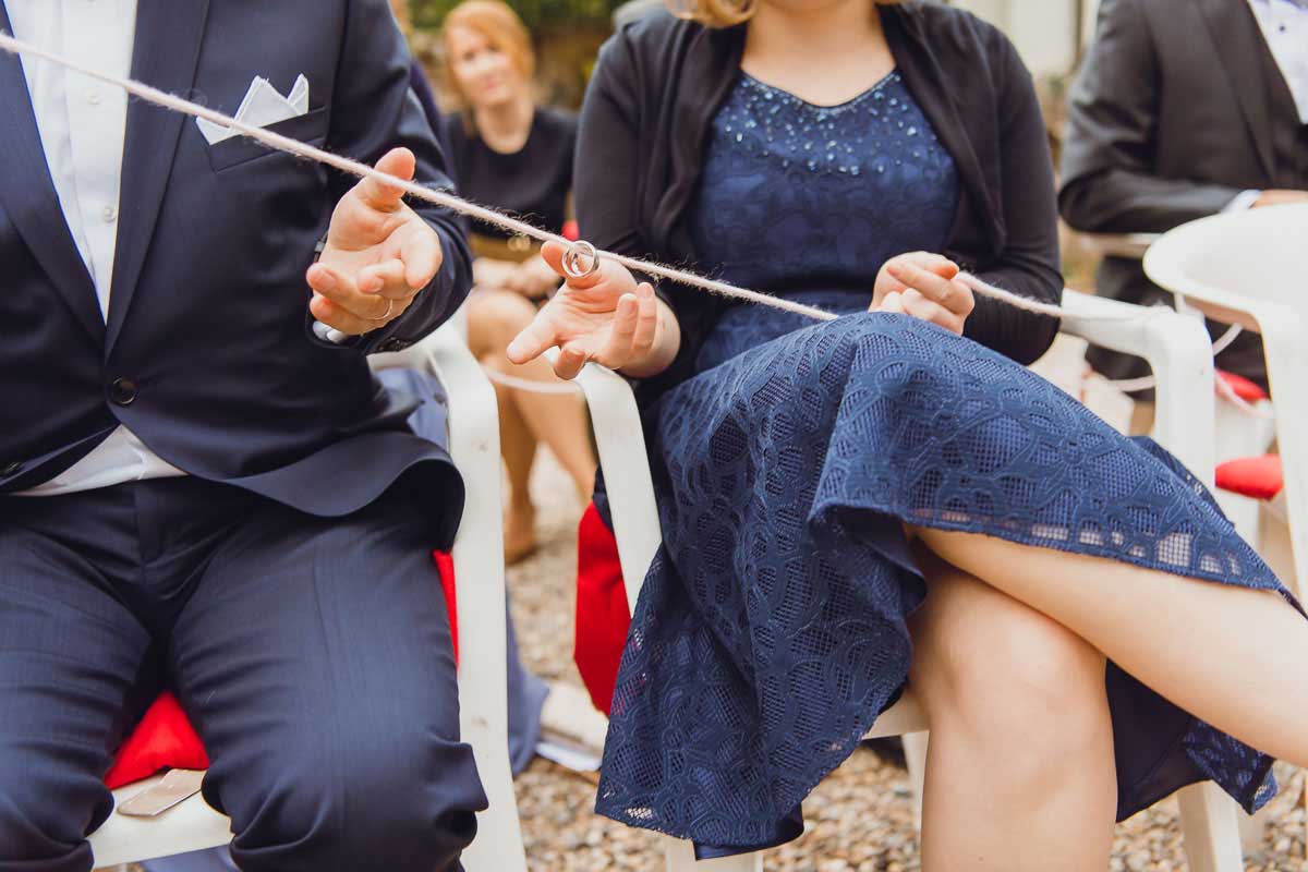 Ringritual bei einer freien Trauung im Landgut Buschmühle in Weyher