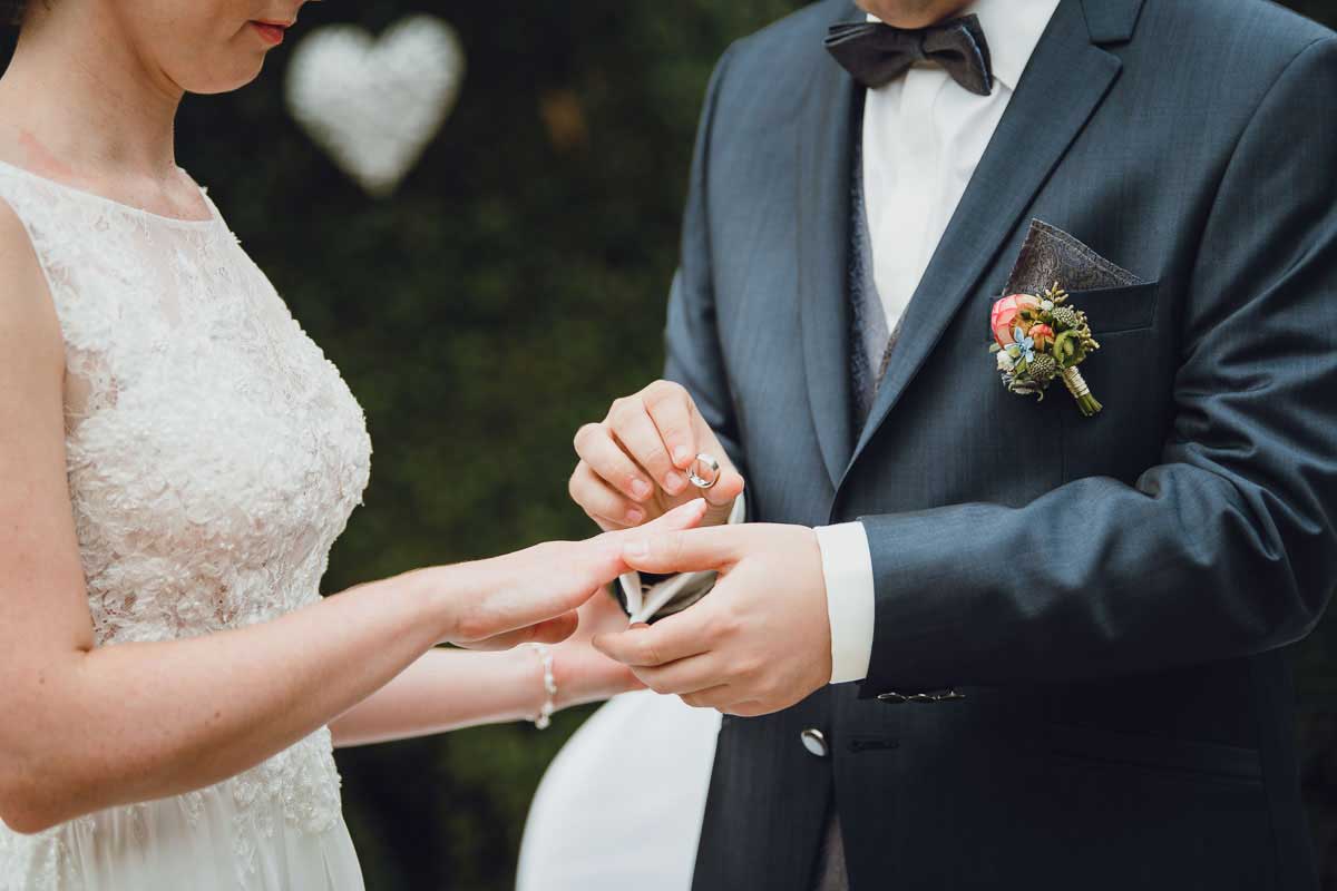 Ringwechsel bei einer freien Trauung im Landgut Buschmühle in Weyher