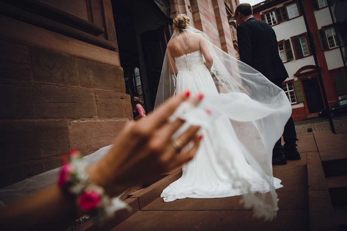 Braut vor der Trauung in der Jesuitenkirche in Heidelberg