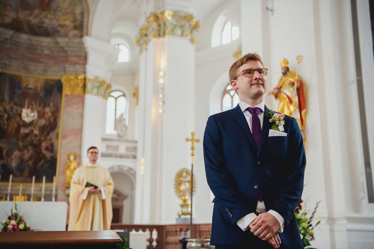 Bräutigam wartet auf Braut in der Jesuitenkirchen in Heidelberg