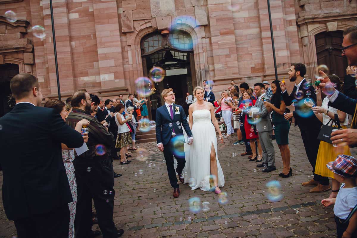 Auszug mit Seifenblasen aus der Jesuitenkirchen in Heidelberg