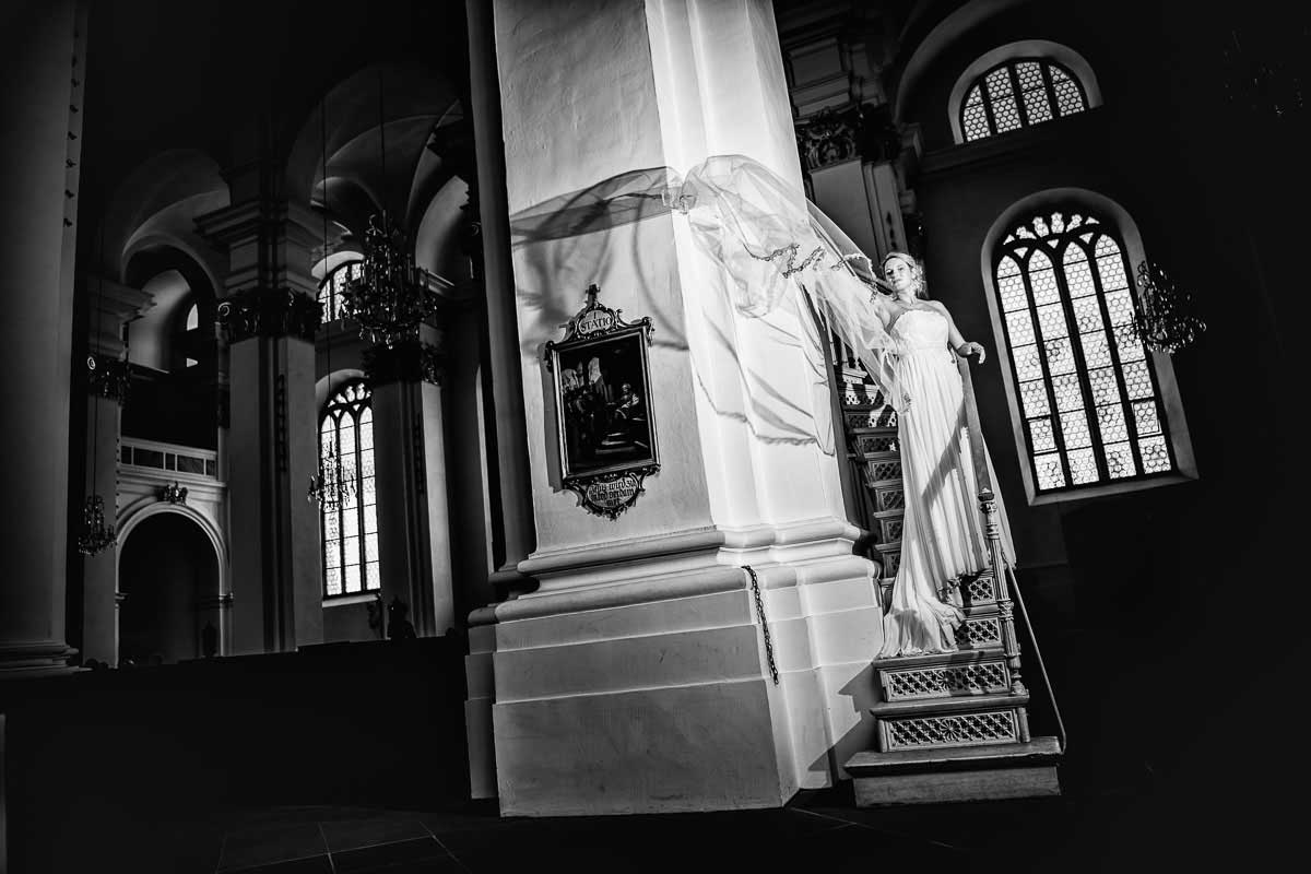 Hochzeitsbild Braut in der Jesuitenkirchen in Heidelberg