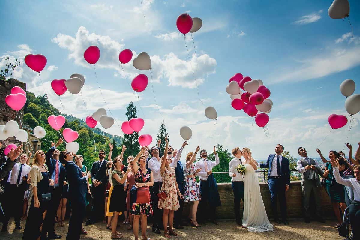 Luftballons steigen lassen bei einer Hochzeit Heidelberger Schloss