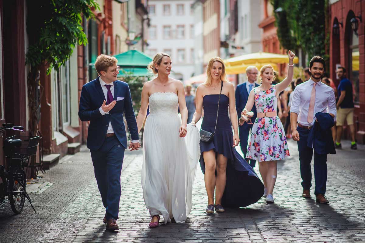 Hochzeitspaar läuft durch die Heidelberger Altstadt