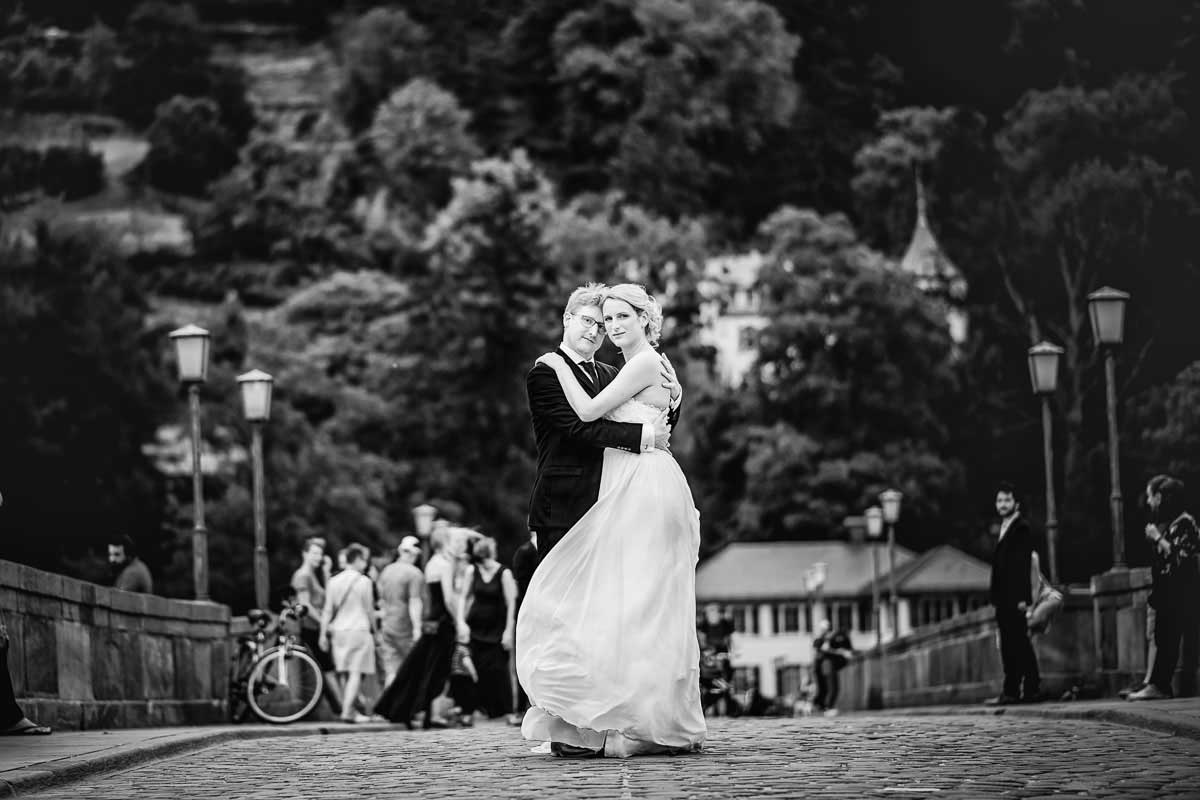 Hochzeitsfotos Heidelberg auf der Brücke