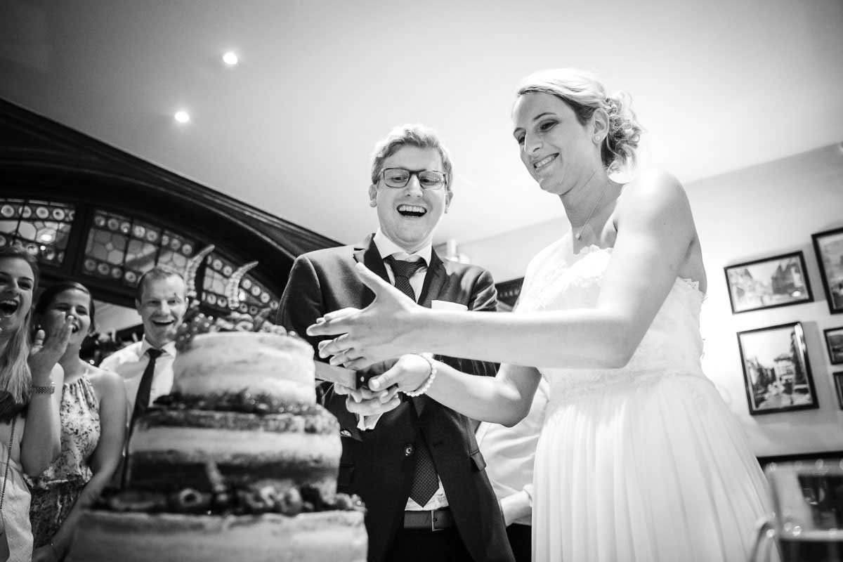 Hochzeitstorte anschneiden im Hotel Weisser Bock in Heidelberg