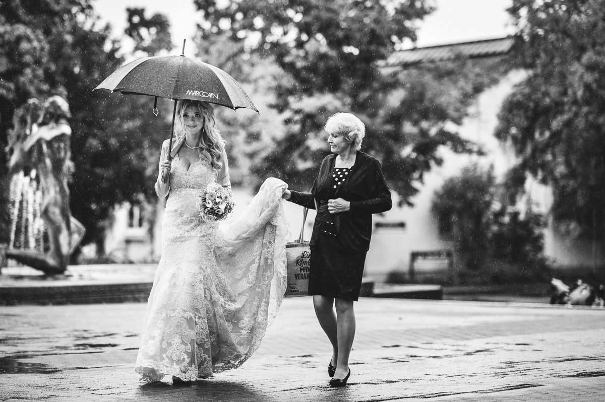 Braut im Regen bei einer Hochzeit im Standesamt Wiesbaden