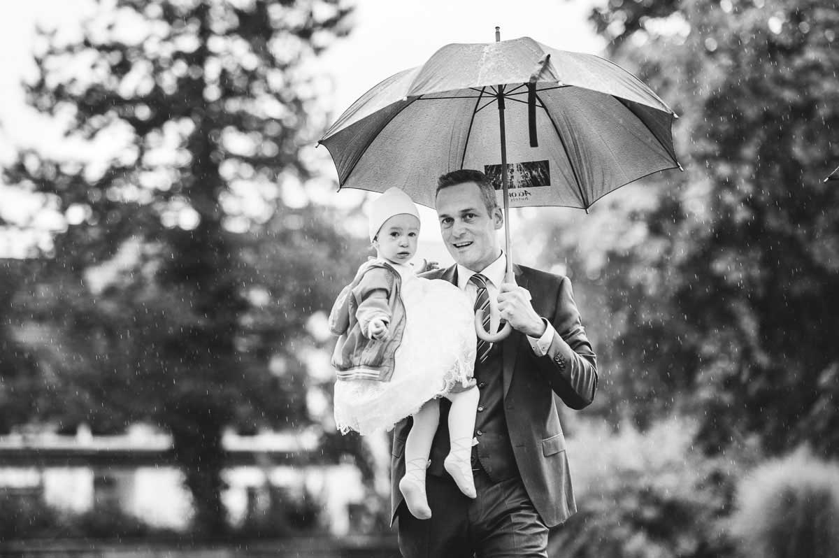 Bräutigam im Regen bei einer Hochzeit im Standesamt Wiesbaden