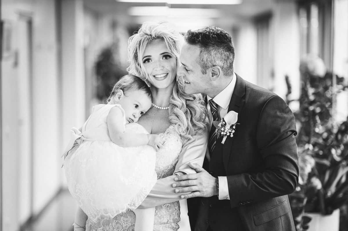 Ehepaar mit Kind bei einer Hochzeit im Standesamt Wiesbaden