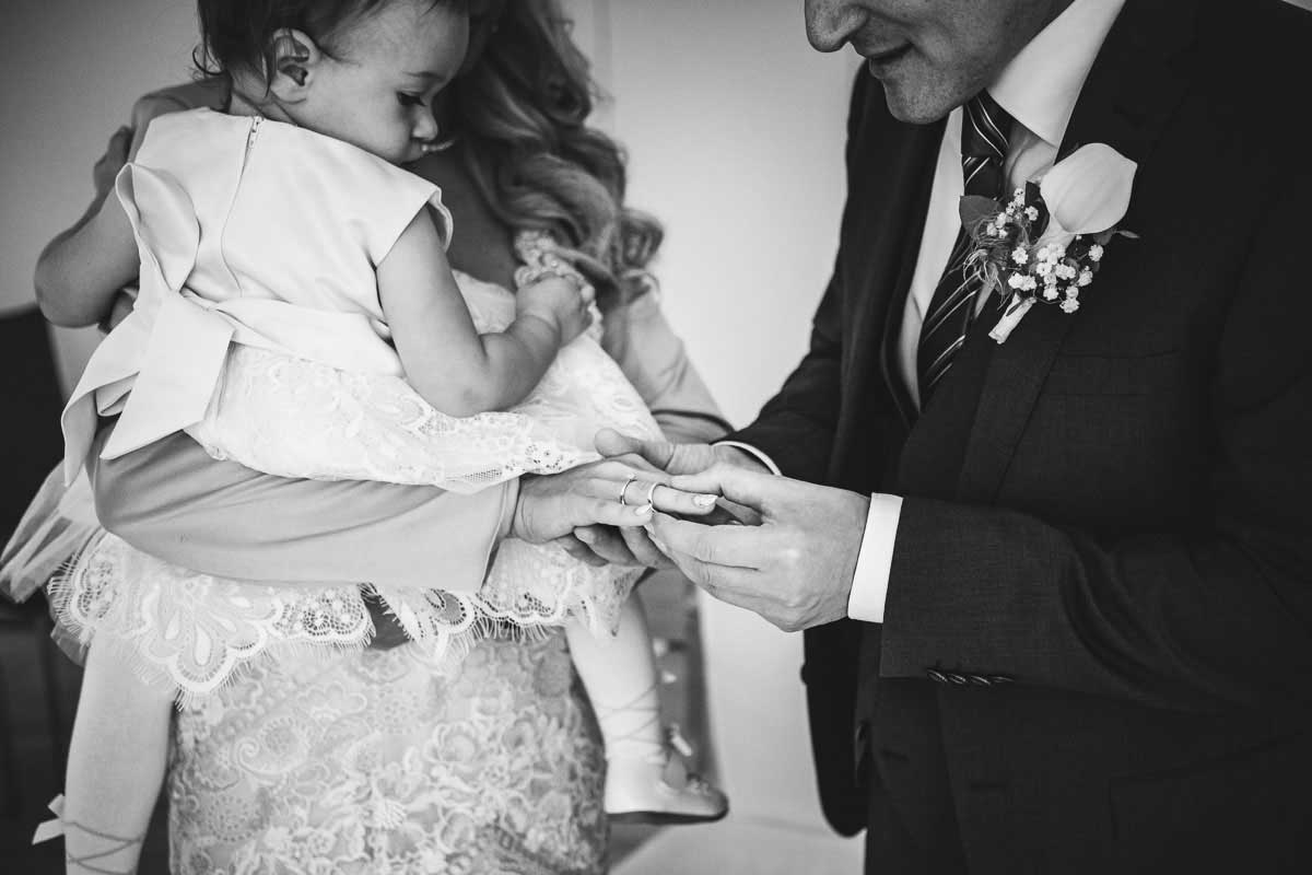 Ringwechsel bei einer Hochzeit im Standesamt Wiesbaden