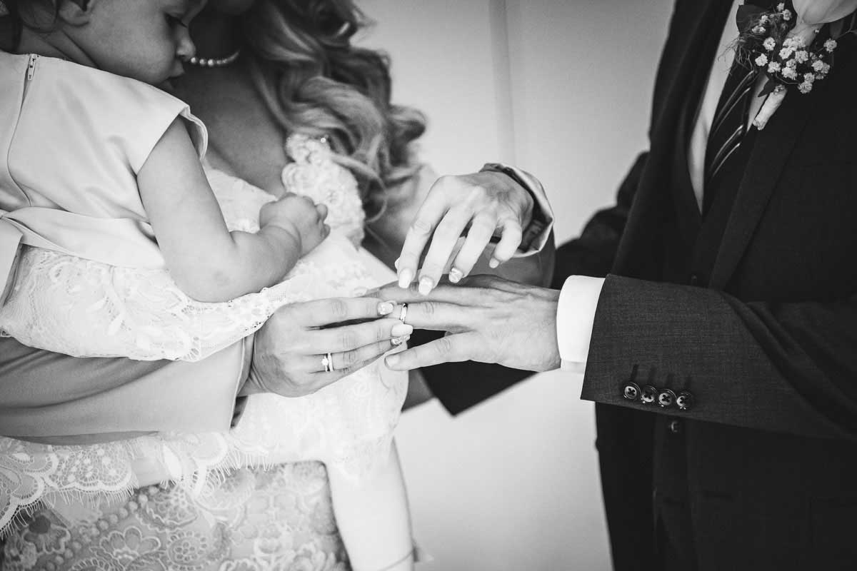 Ringwechsel bei einer Hochzeit im Standesamt Wiesbaden