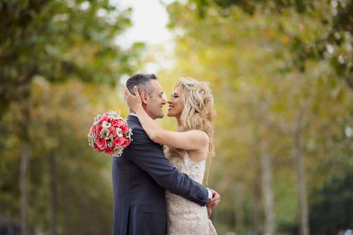 Hochzeitspaar nach einer standesamtlichen Trauung in Wiesbaden