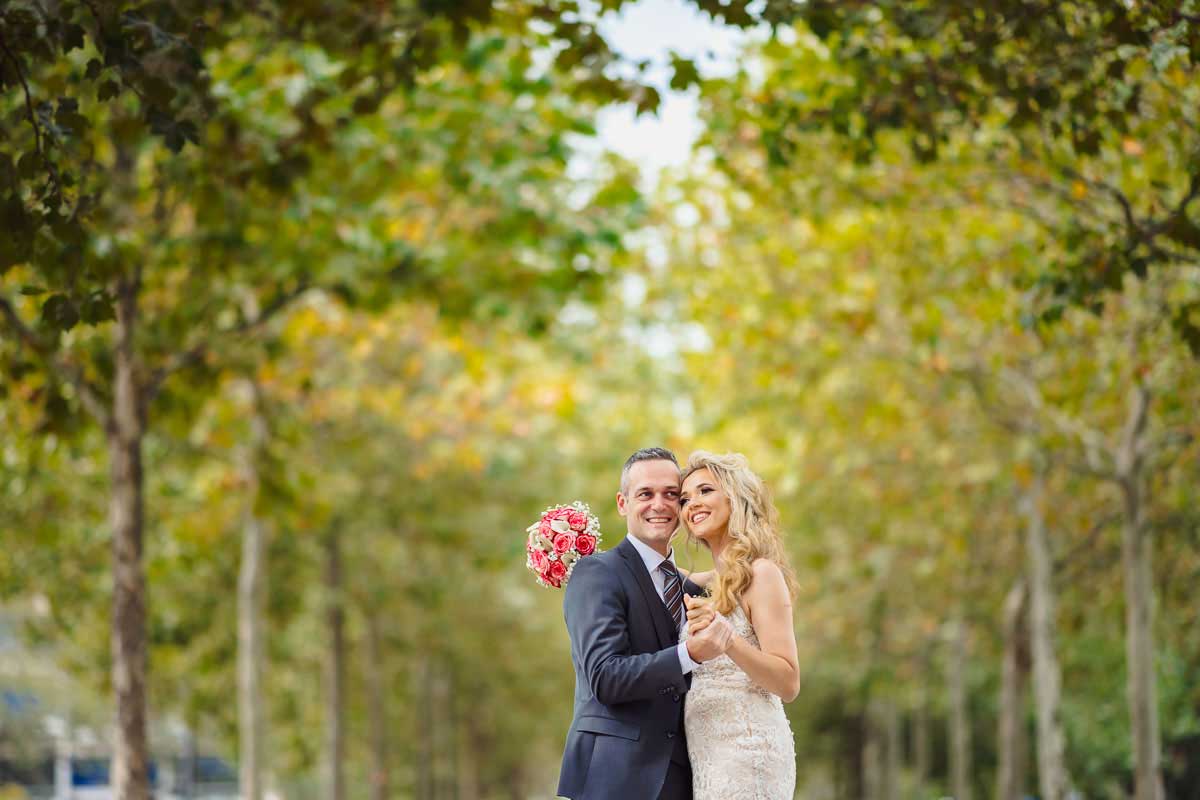 glückliches Brautpaar nach einer standesamtlichen Trauung in Wiesbaden