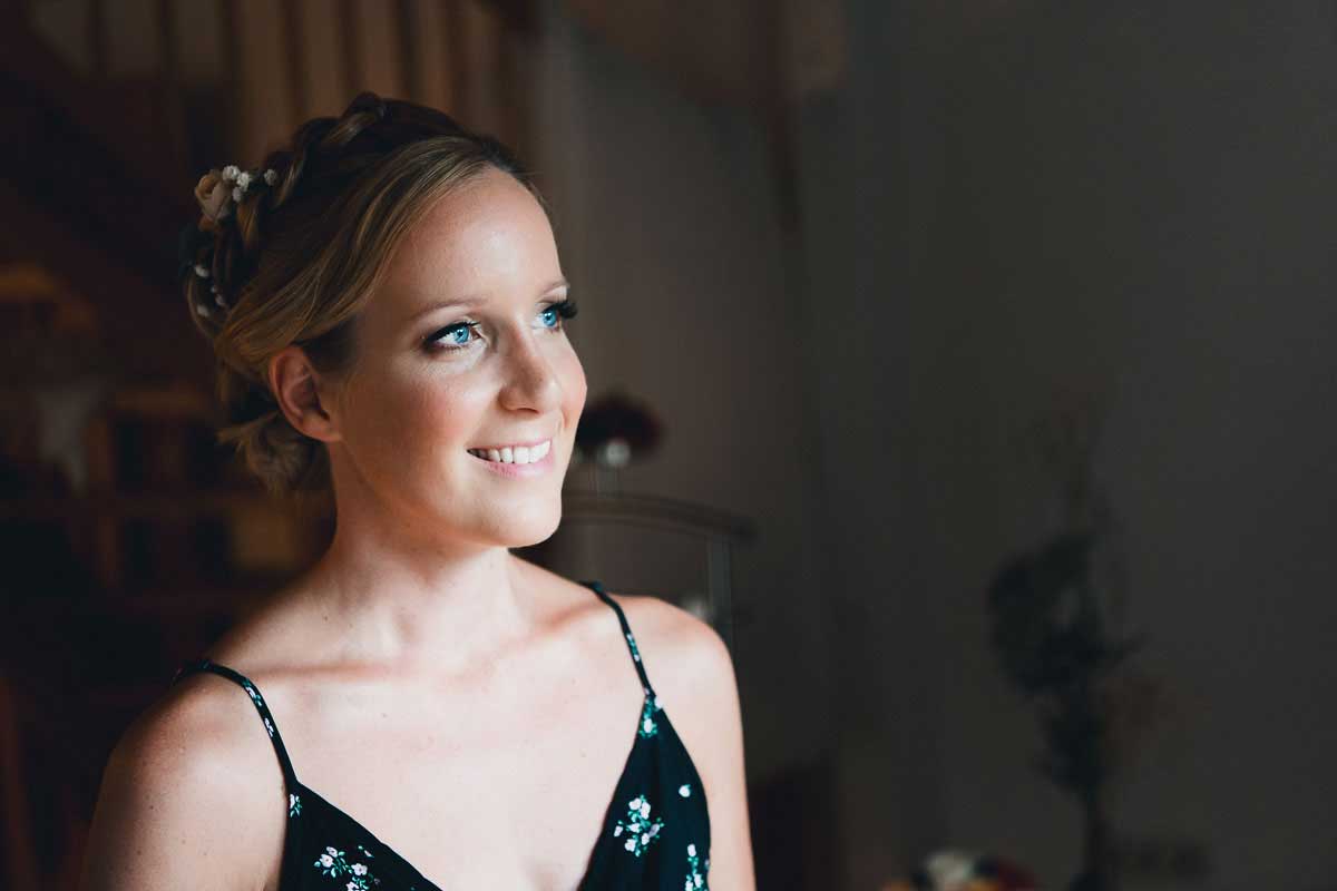 Braut beim Styling für eine Hochzeit im Wagners Hof in Undenheim