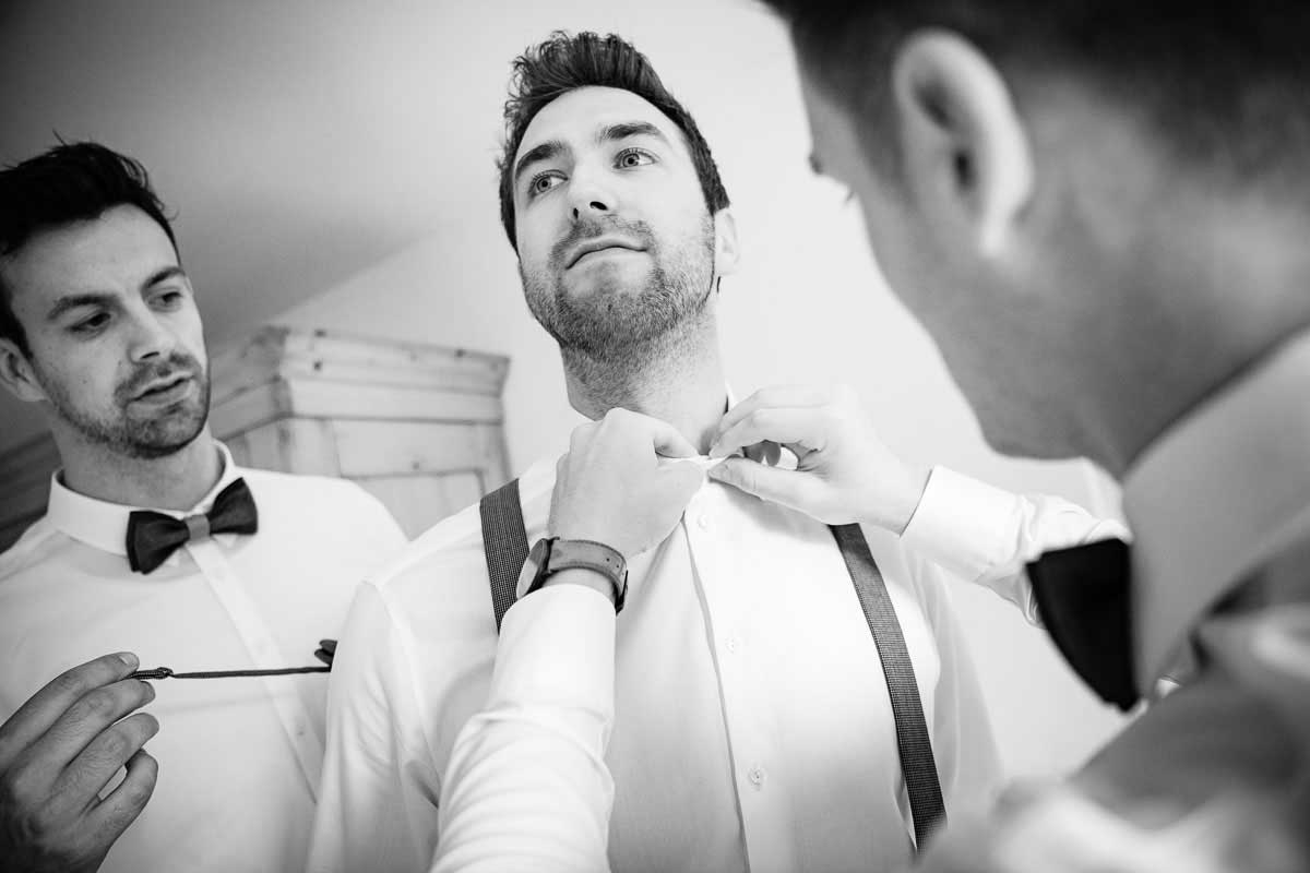 Bräutigam beim getting ready für eine Hochzeit im Wagners Hof in Undenheim