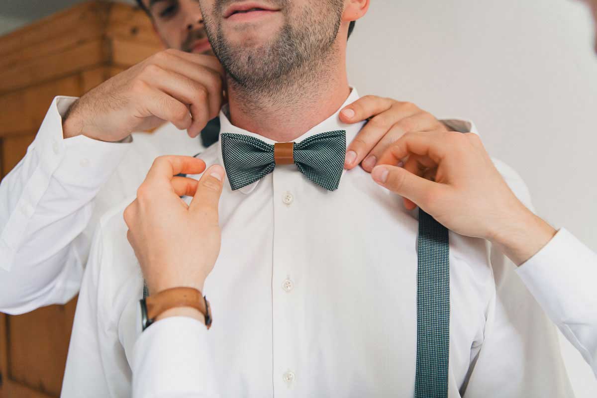 Bräutigam beim getting ready für eine Hochzeit im Wagners Hof in Undenheim