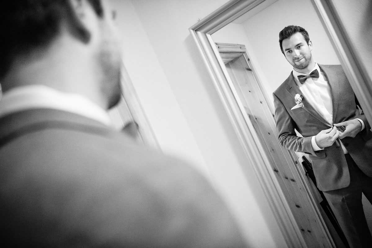 Bräutigam beim getting ready für eine Hochzeit im Wagners Hof in Undenheim