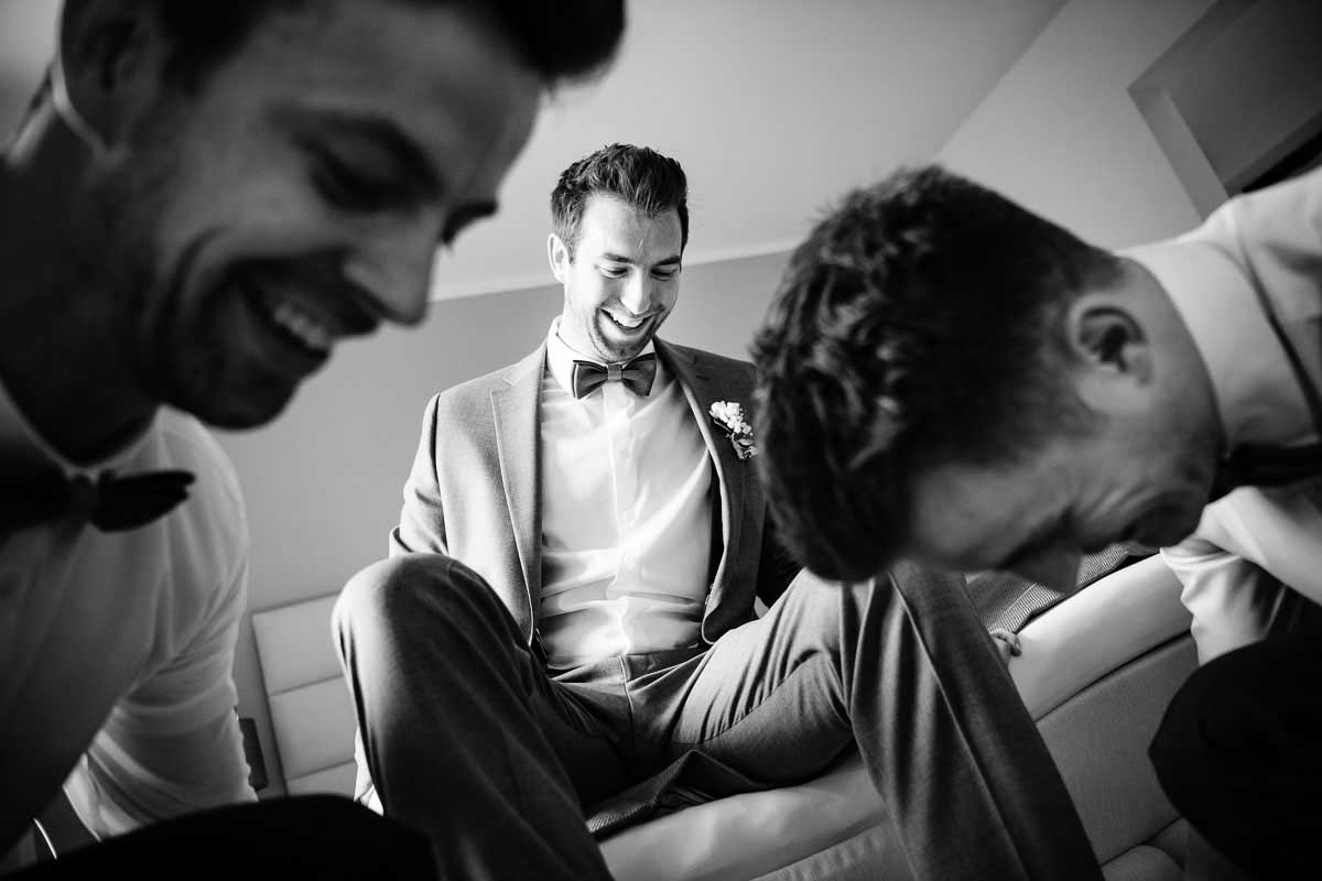 Bräutigam beim getting ready für eine Hochzeit im Wagners Hof in Undenheim