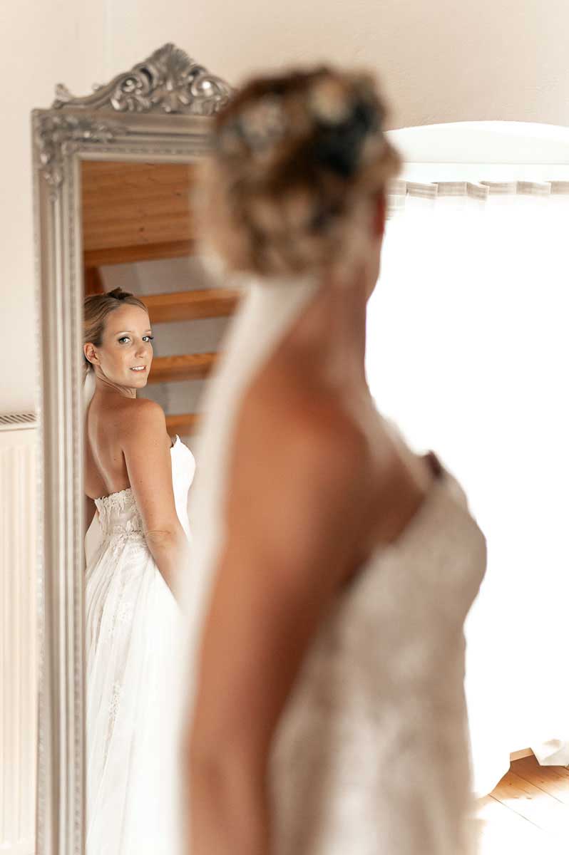 Braut beim getting ready für eine Hochzeit im Wagners Hof in Undenheim