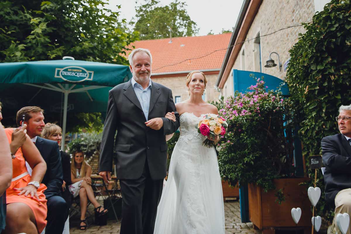 Einzug Braut freie Trauung im Wagners Hof Undenheim