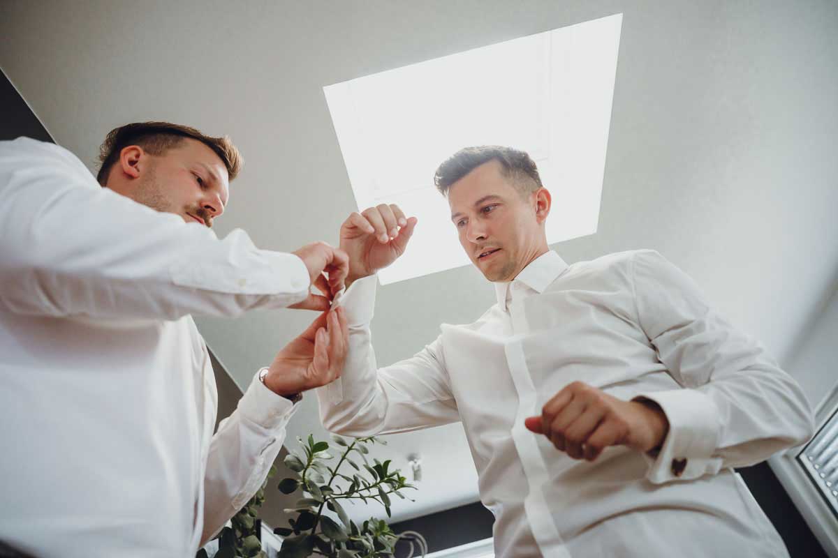Vorbereitungen Bräutigam für eine Hochzeit im Gut Wöllried