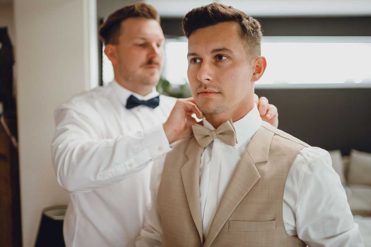 Vorbereitungen Bräutigam für eine Hochzeit im Gut Wöllried