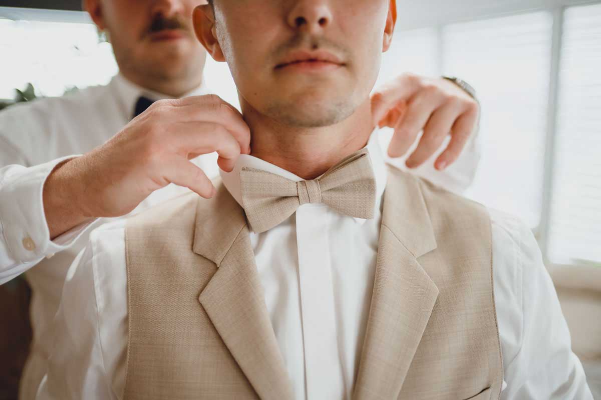 Vorbereitungen Bräutigam für eine Hochzeit im Gut Wöllried