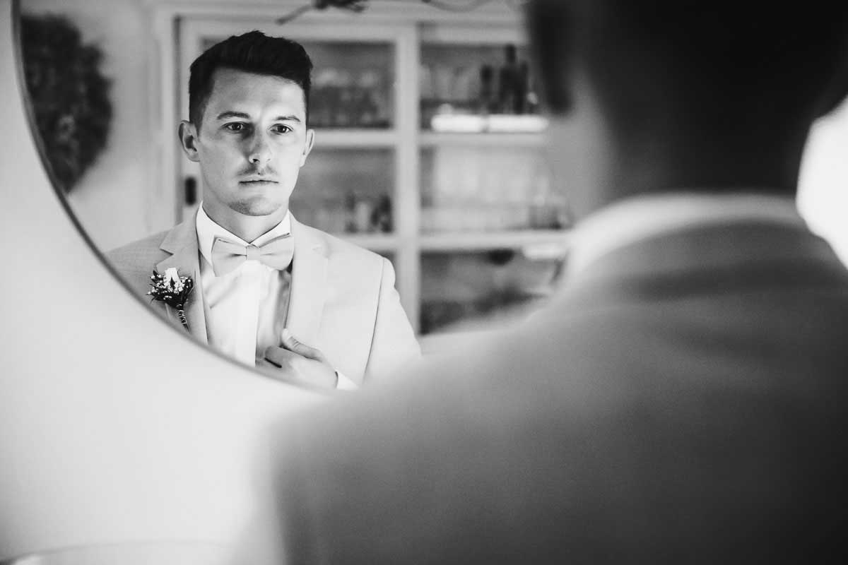 Vorbereitungen Bräutigam für eine Hochzeit im Gut Wöllried
