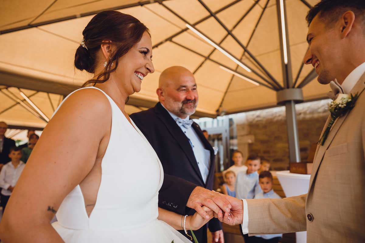 Einzug Braut mit Vater freie Trauung im Gut Wöllried