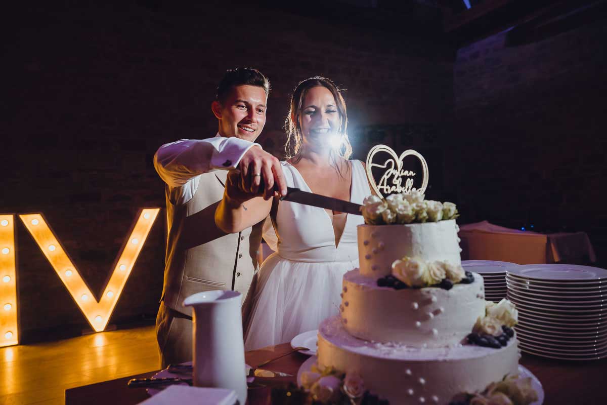 Torte anschneiden bei einer Hochzeit im Gut Wöllried