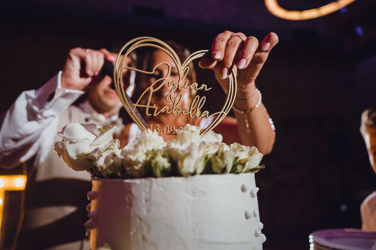 Torte anschneiden bei einer Hochzeit im Gut Wöllried