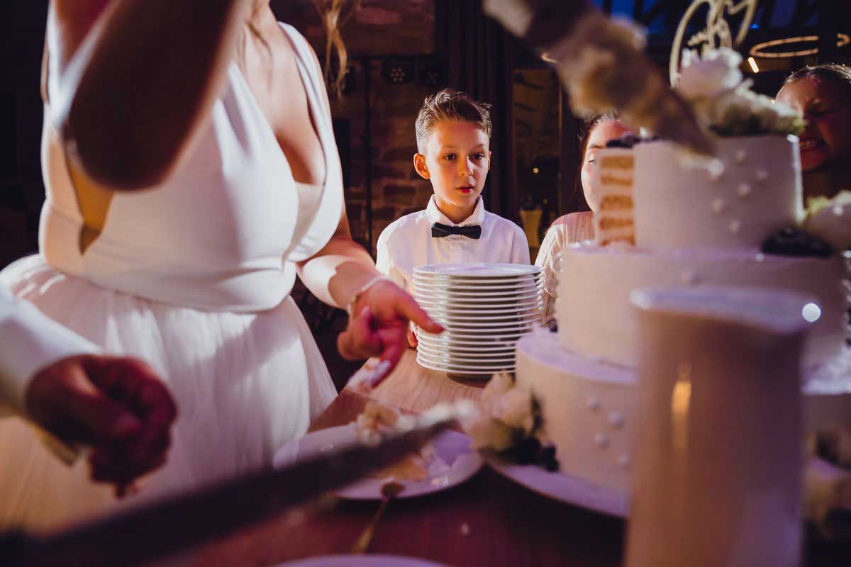 Torte anschneiden bei einer Hochzeit im Gut Wöllried