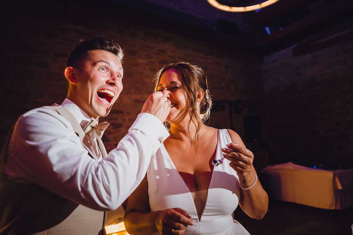 Torte anschneiden bei einer Hochzeit im Gut Wöllried
